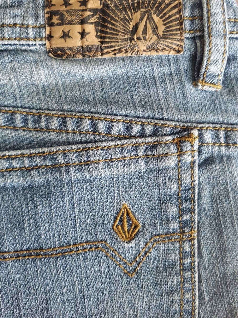 Volcom Shorts - Picture 3 of 4